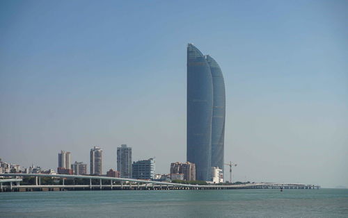 位于海邊的廈門雙塔,設(shè)計師說像風(fēng)帆,市民卻覺得是兩把刀